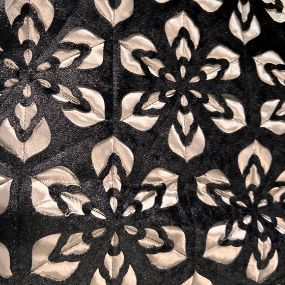 Cushion cover with cut work( Set of 5) - Picture 3 of 6